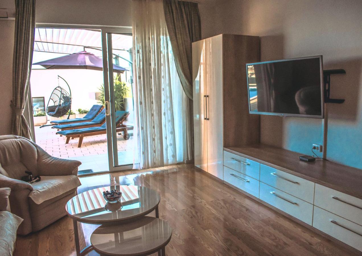 Apartment With Private Pool "Patricia" Makarska Exterior foto